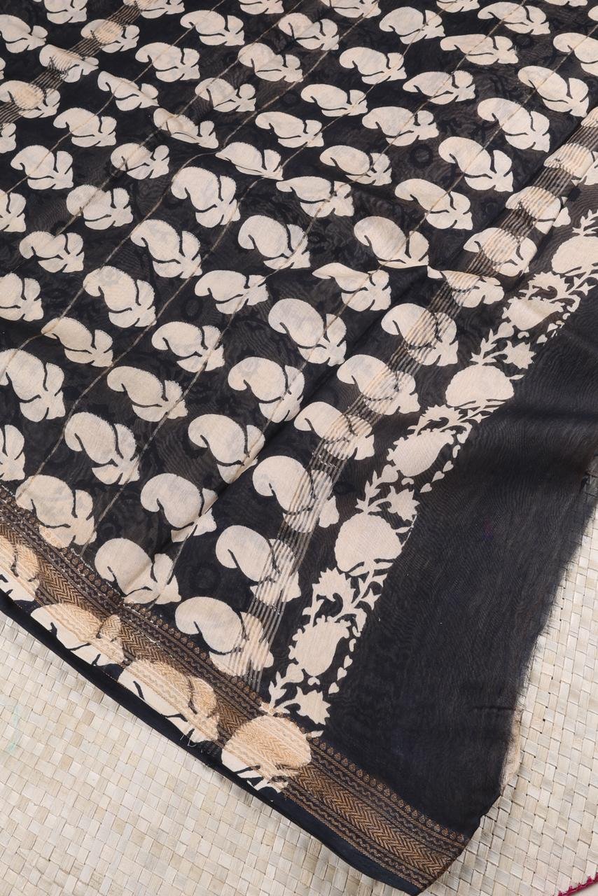 Maheshwari saree features a bold black body adorned with cream-colored floral motifs perfectly contrasted by a vibrant mustard-gold pallu 3